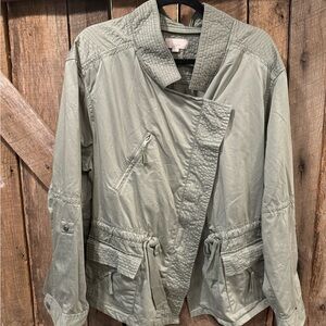 Green loft jacket with asymmetrical closure